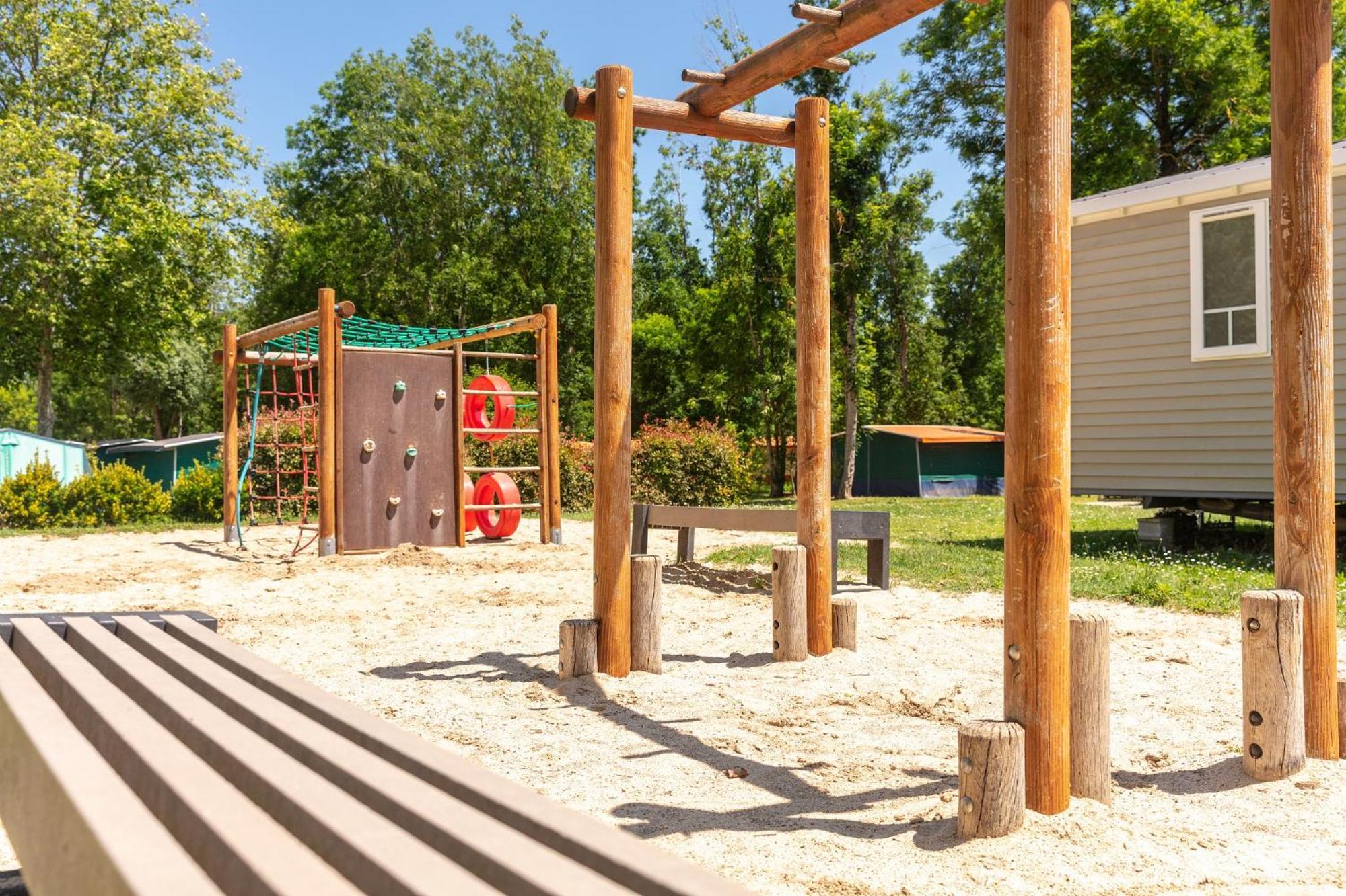 Camping Chateau De Galaure Chateauneuf-de-Galaure ภายนอก รูปภาพ