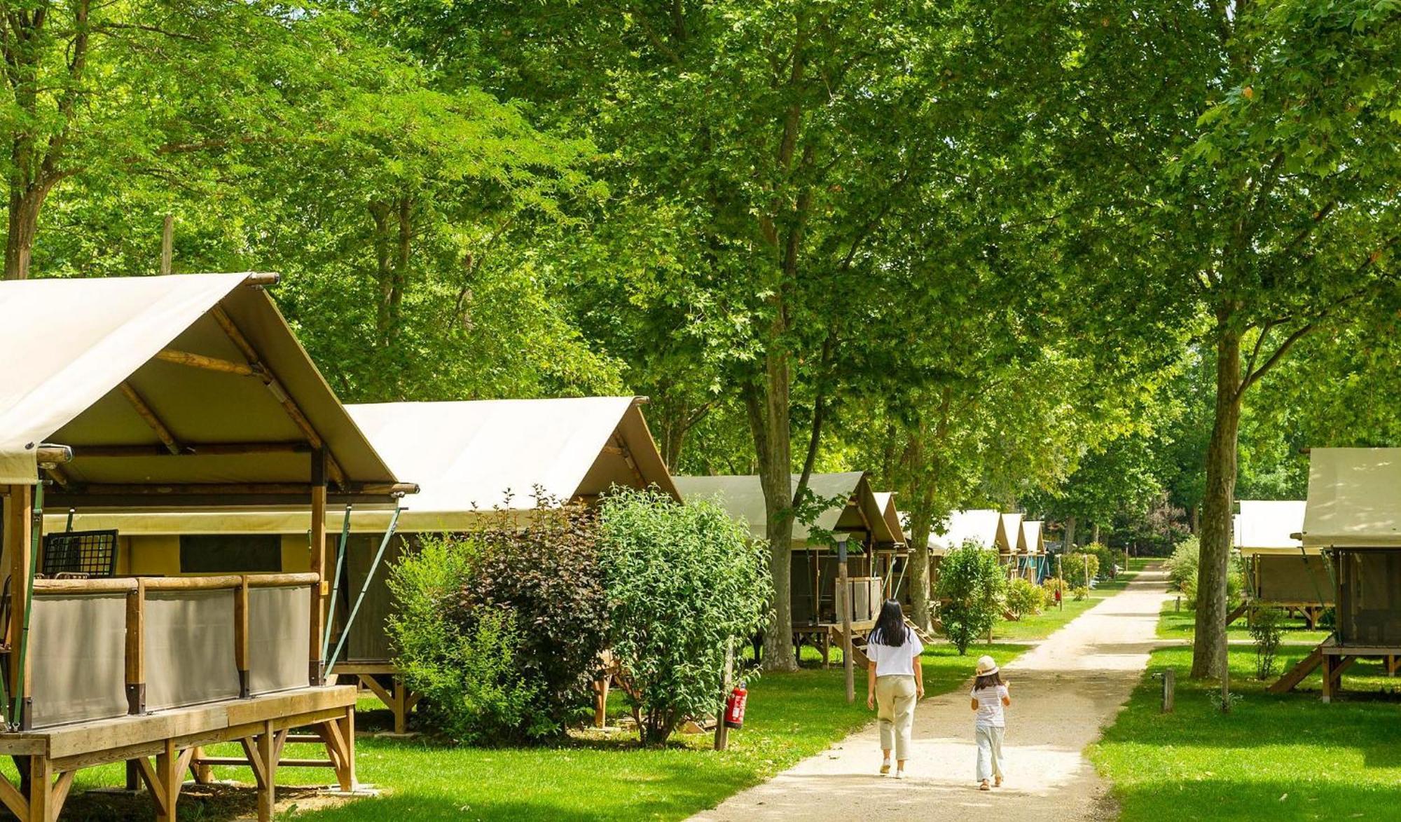 Camping Chateau De Galaure Chateauneuf-de-Galaure ภายนอก รูปภาพ